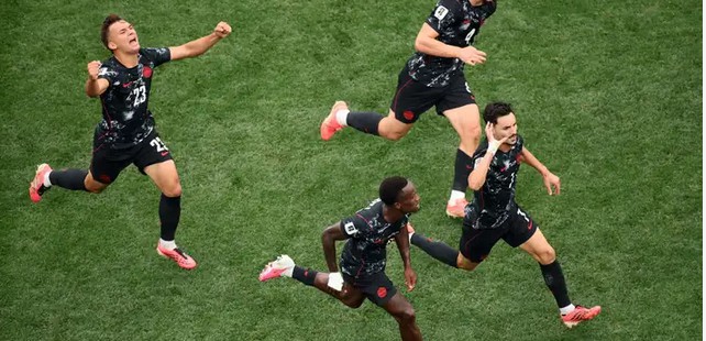 La gioia di Stephen Eustáquio e dei giocatori del Canada dopo il gol qualificazione contro il Sudafrica